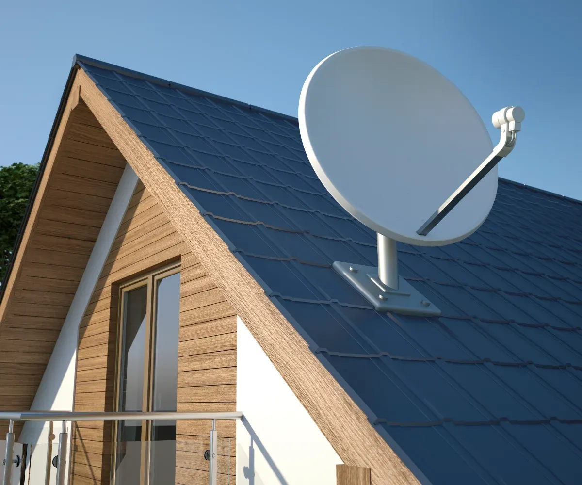 Antena satelital de DIRECTV instalada en el techo de una casa