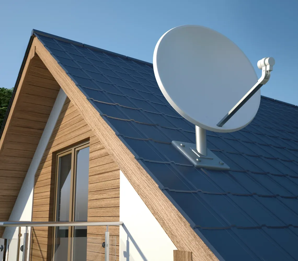 Antena satelital de DIRECTV instalada en el techo de una casa