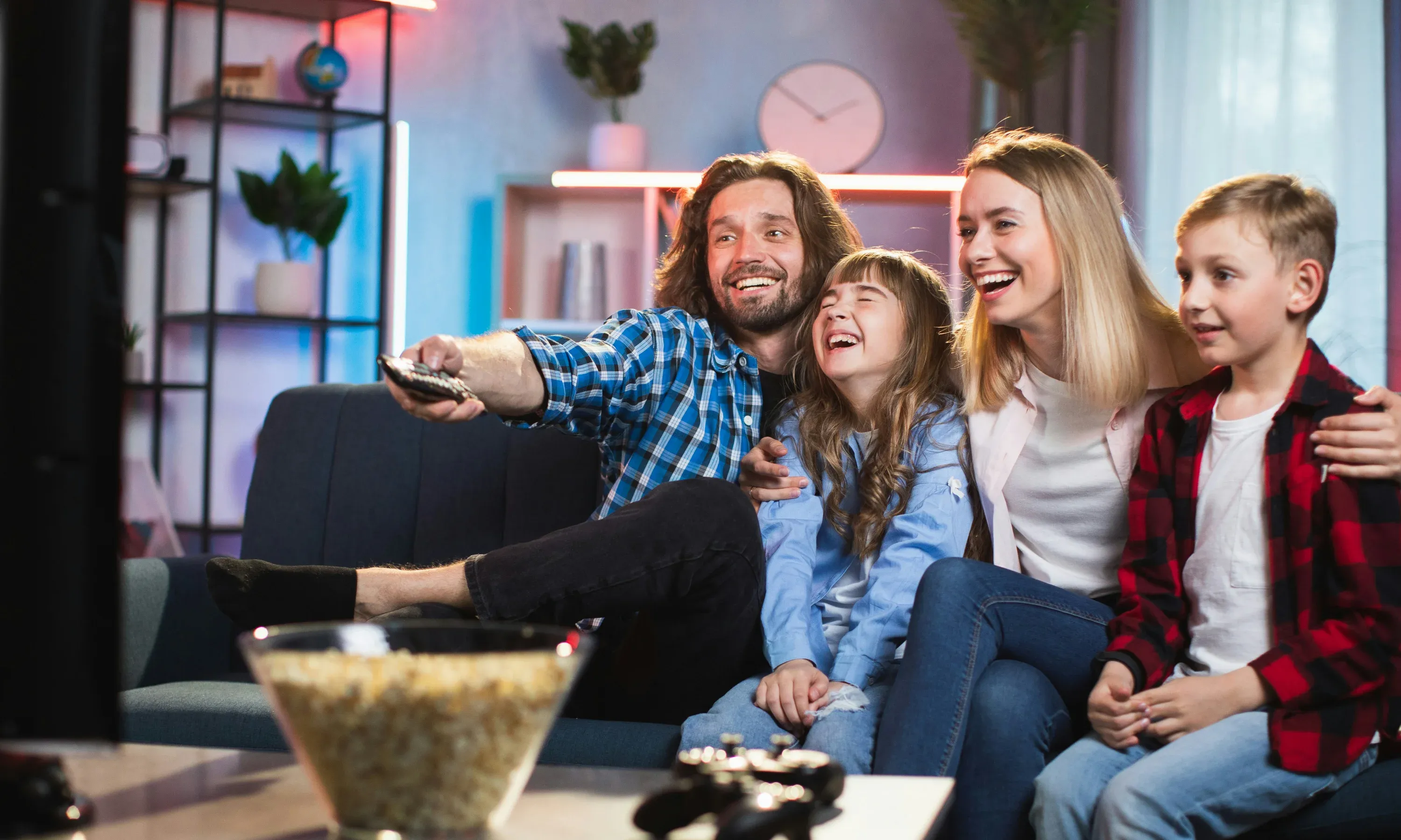 Familia viendo programación de DIRECTV en español en casa